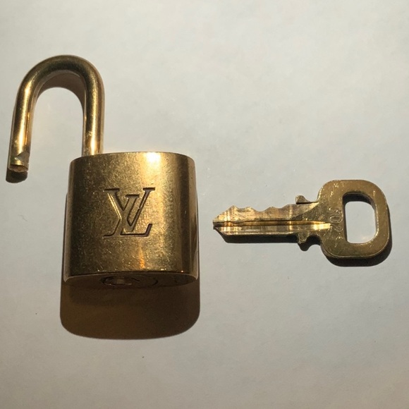 Vintage Louis Vuitton Brass ‘302’ Padlock in Goldtone with Goldtone Key [|] - Picture 4 of 6